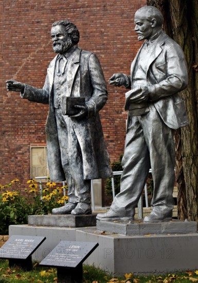 Statues of Karl Marx and Vladimir Ilyich Lenin in front of the Central Committee of the MLPD,