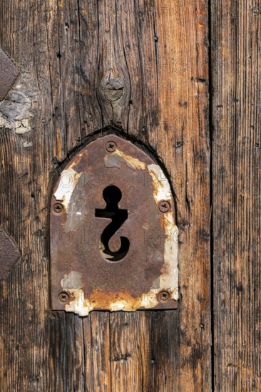 Keyhole in the form of an upside-down question mark in the portal of the Chiesa SS. Giacomo e