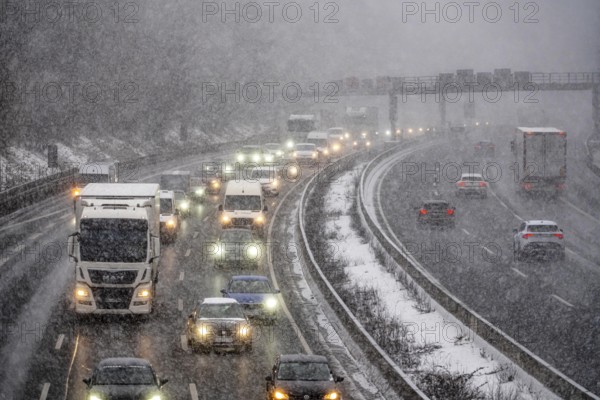 The onset of winter in North Rhine-Westphalia, heavy snowfall, A3 motorway near Hilden, near