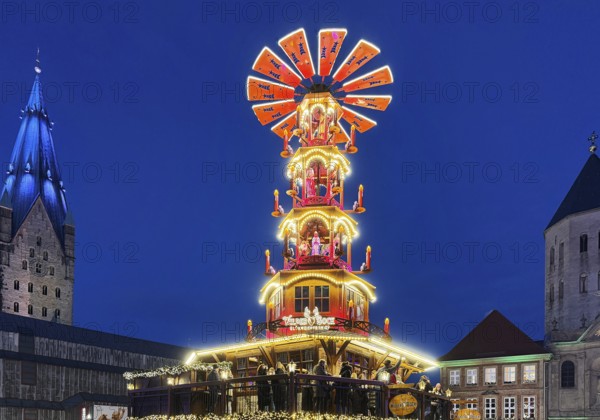 Christmas market with mulled wine pyramid on the market with St. Ulrich Cathedral and Gaukirche in
