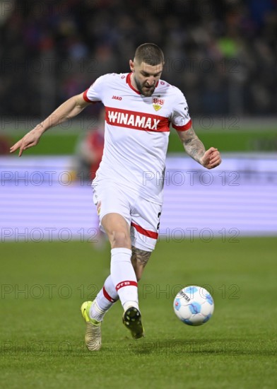 Jeff Chabot VfB Stuttgart (24) Action on the ball Voith-Arena, Heidenheim, Baden-Württemberg,