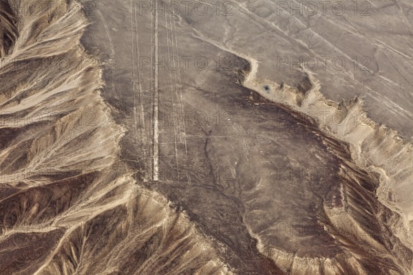 Wide, dry terrain with distinctive geoglyphs and line patterns, the geoglyphs and images in the