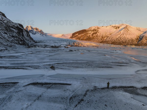 A breathtaking Icelandic winter scene features serene frozen landscapes and sunlit Skaftafell
