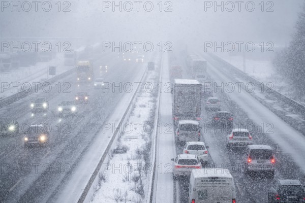 The onset of winter in North Rhine-Westphalia, heavy snowfall, A3 motorway near Hilden, near