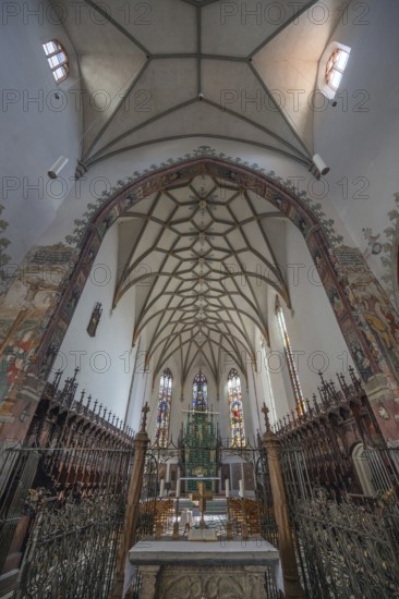 Vault and chancel of St Martin's Church, Gothic basilica, completed around 1500, Memmingen, Swabia,