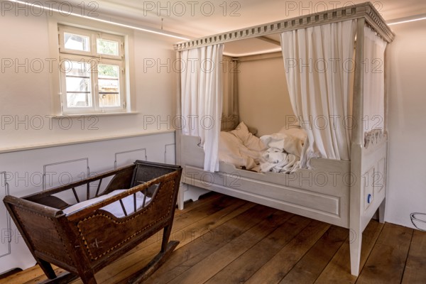Parlour, bedroom with four-poster bed and cradle, House Heck from Friedensdorf, Hessenpark Open-Air