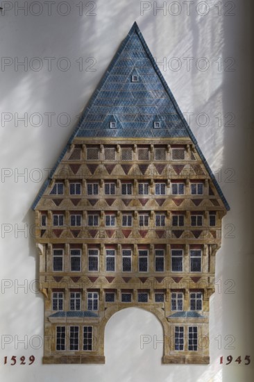 Knochenhaueramtshaus as a ceramic relief from the Hohlt workshop in the town hall, Old Town,