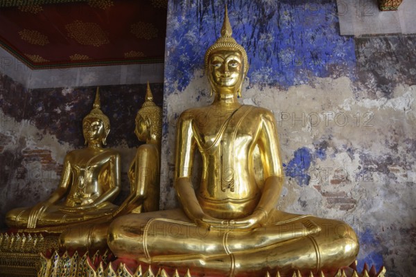 Bangkok, Thailand. February 20th 2025. A beautiful display of seated golden Buddha statues at the