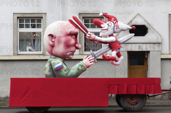 Putin punctures Hoppeditz with a sword, which hits him on the skull with a fool's flatbed, freedom