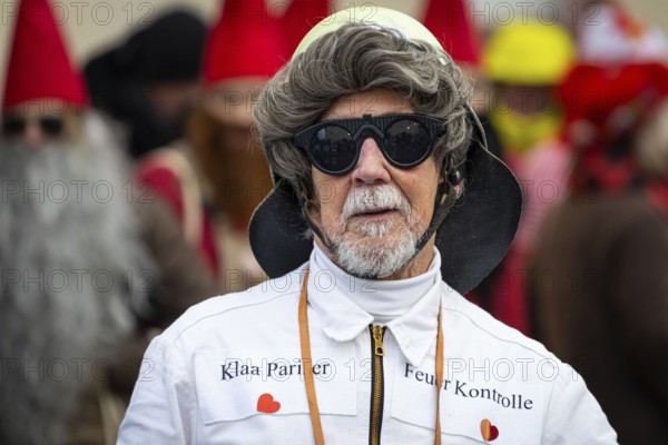 The Klaa Paris carnival parade passes through the streets of Frankfurt's Heddernheim, Heddernheim,