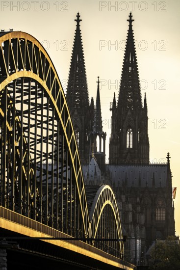 Silhouettes of the cathedral in late sunlight, view of Cologne Cathedral and the Hohenzollern