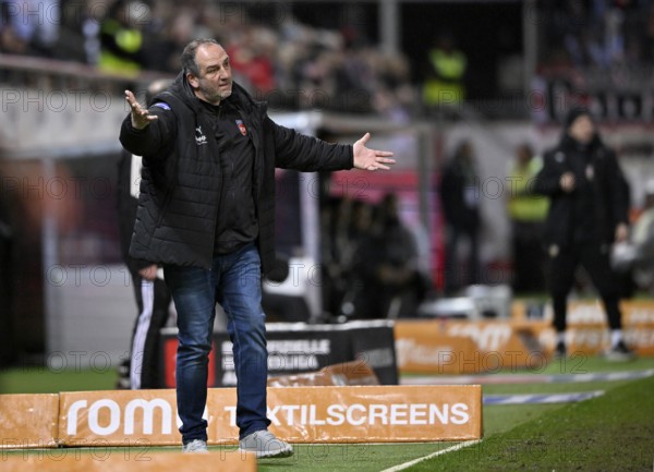 Coach Coach Frank Schmidt 1. FC Heidenheim 1846 FCH on the sidelines gesture gesture soccer