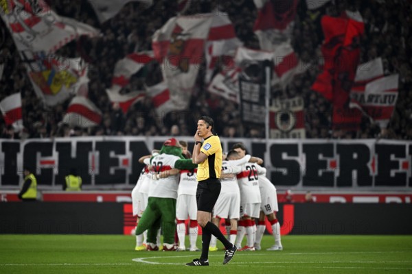 Team building, circle of the team in front of the start of the game VfB Stuttgart, in front of