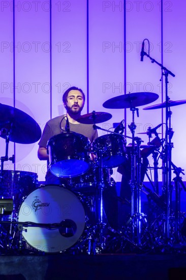 Nicholas Nic Collins, drummer of Mike and the Mechanics live on Looking Back - Living The Years