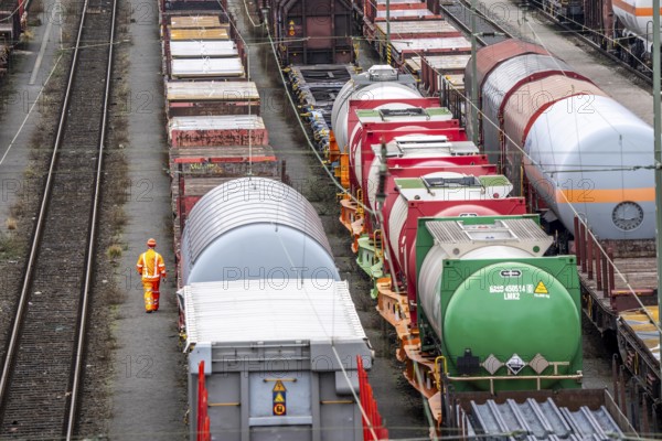 Shunters, check the assembled freight cars at the Hagen-Vorhalle marshalling yard, is one of the 9