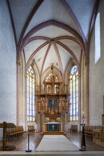 The Romanesque church (first mentioned in 1151) has valuable stained glass from the middle of the