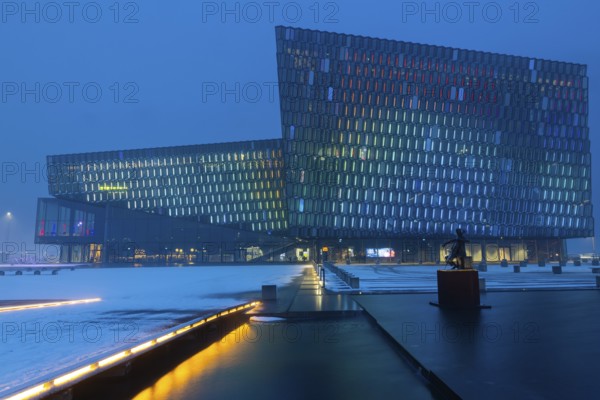 Harpa Concert Hall, Tónlistar- og ráðstefnuhúsið í Reykjavík, Blue Hour, Winter, Reykavik, Iceland,