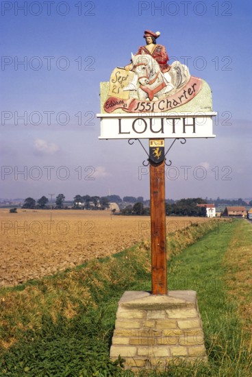 Dorfschild mit der Darstellung der Urkunde von König Edweard VI. von 1551, Louth, Lincolnshire,