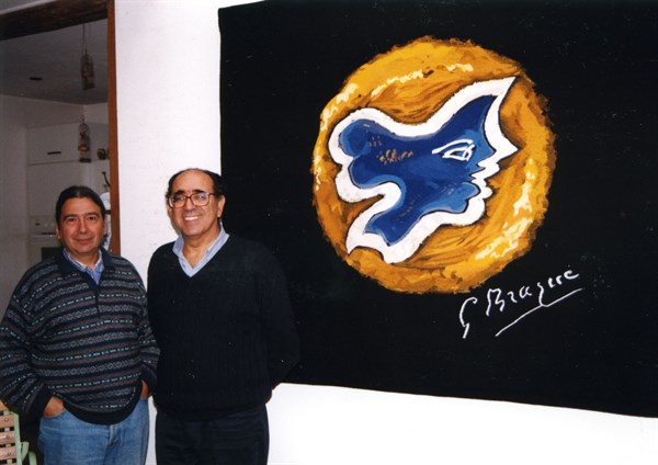 M. Agahian et M. Israël, devant une tapisserie inspirée d'une oeuvre de Georges Braque (Hécate)