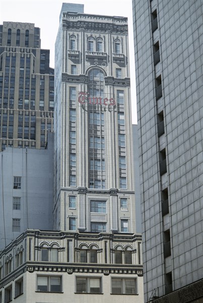 Cuchi White, Peinture murale de Richard Haas représentant le Times Building à New York