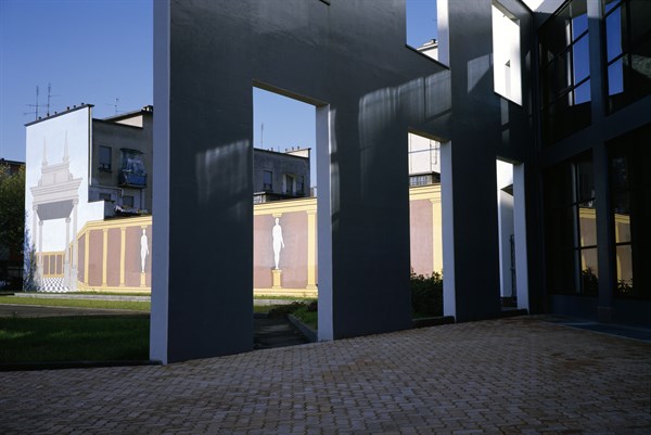 Cuchi White, Building by the architect Giuseppe Mario Oliveri, Milan
