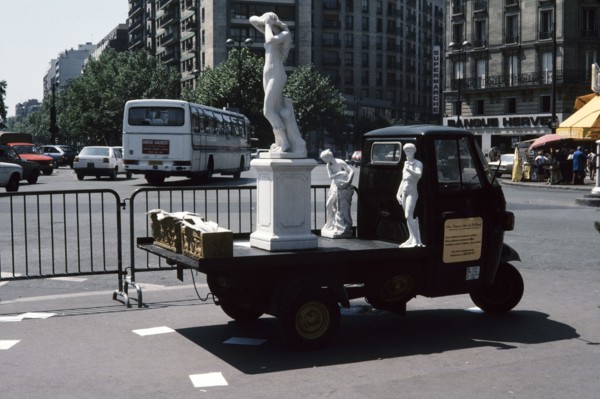 Transport de statues, Place d’Alesia, Paris