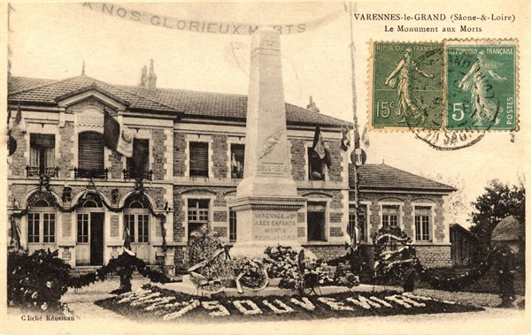 Le monument aux morts et la mairie
Varenne-Le-Grand