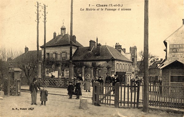 Chars,
Mairie et passage à niveau