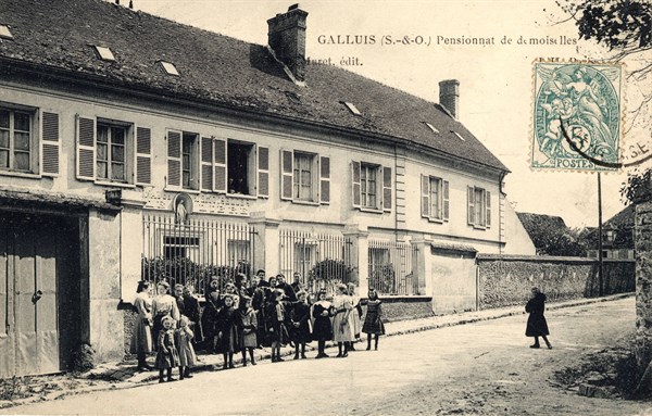 GALLUIS,
Boarding school