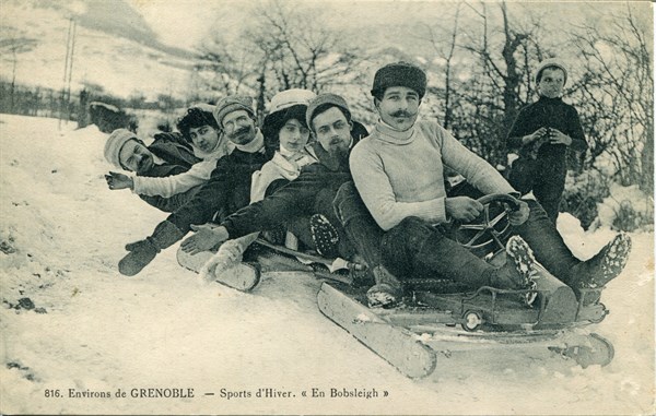 Sportifs sur un bobsleigh