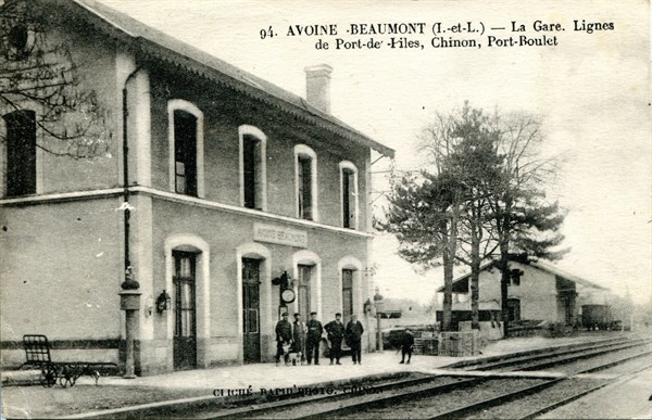 Avoine, train station