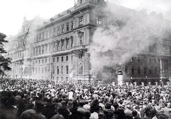Riots in Vienna, 1927