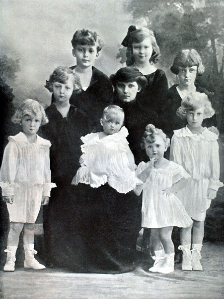 L'ex-impératrice d'Autriche Zita et ses huit enfants en exil (1924)