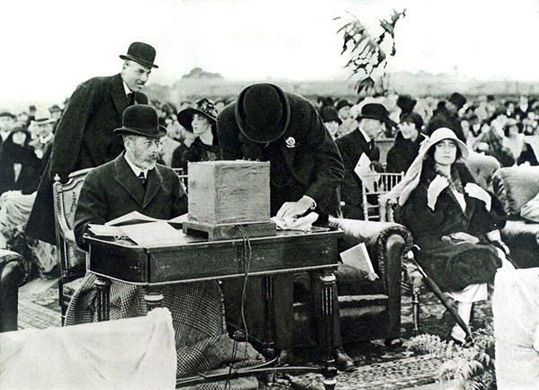 Manoeuvres of the Royal Air Force in Hendon (Middlesex), 1925