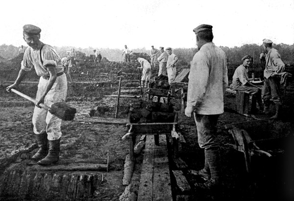 German prisoners digging up peat in Haute-Saône (1918)
