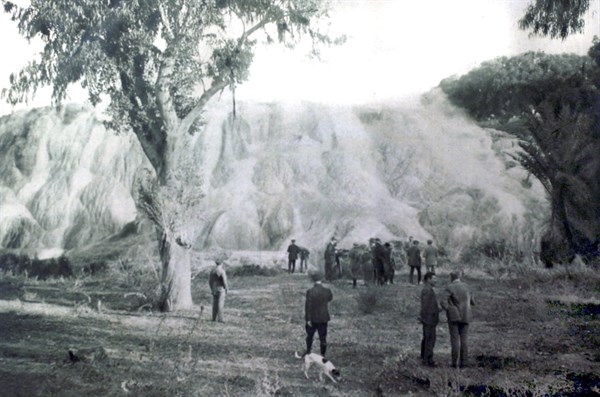 Parisian tourists on the roads of Algeria and Tunisia , 1922