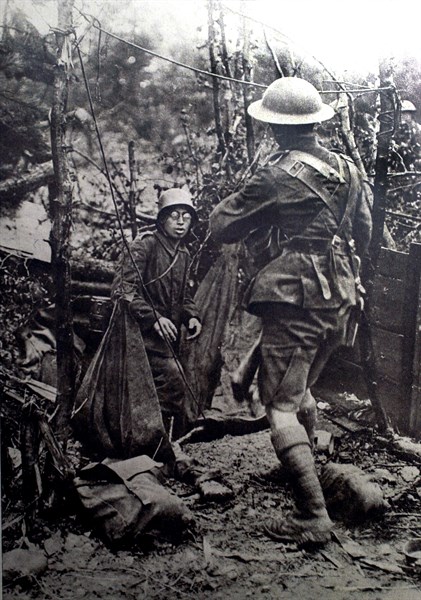 World War I. On the Champagne front, a German soldier surrenders to a Scottish soldier (1918)