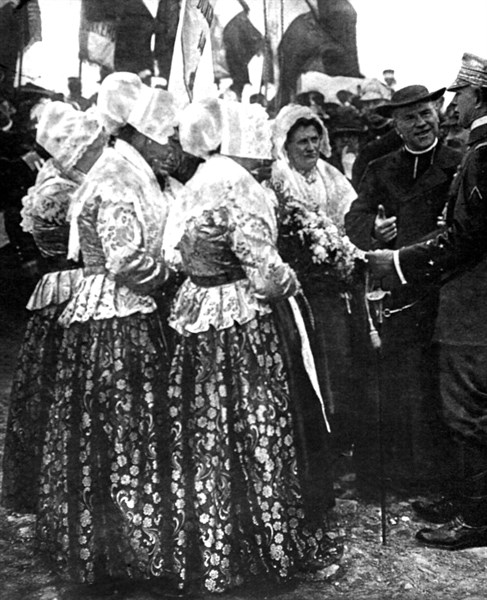 Memorial ceremonies in the ruins of Dixmude (Belgium, 1919)