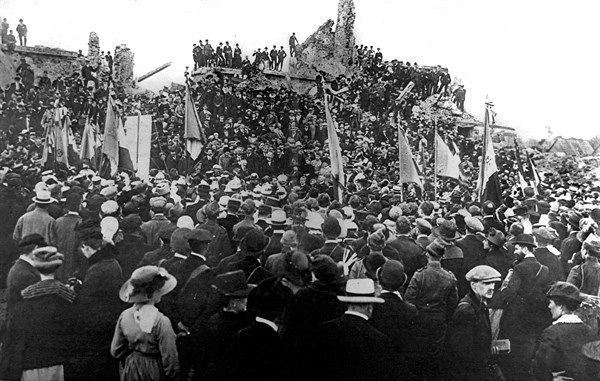 Memorial ceremonies in the ruins of Dixmude (Belgium, 1919)