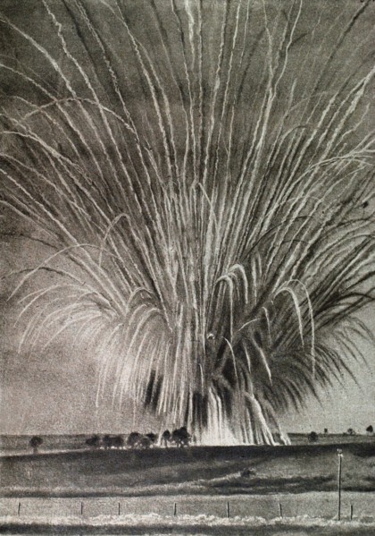 Première Guerre Mondiale. Explosion de grenades incendiaires photographiée à 200 mètres (1918)