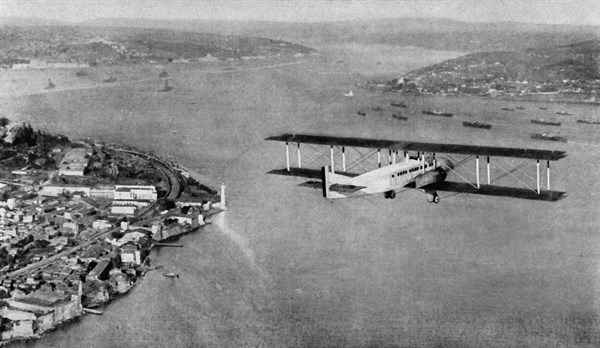 Un avion de la mission aéronautique française, à l'entrée du Bosphore entre la pointe du Sérail et Scutari (1921)