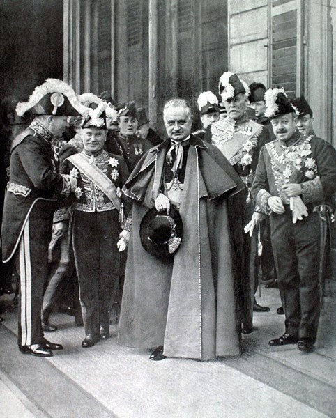 A Paris, au palais de l'Elysée, la sortie du corps diplomatique à l'occasion de la réception du Nouvel An (1er janvier 1927)