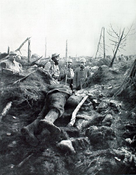 A German found alive by French troops, 1915