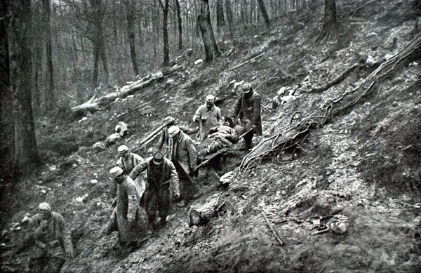 Transporting the wounded on the wooded slopes of the Eparges ravine