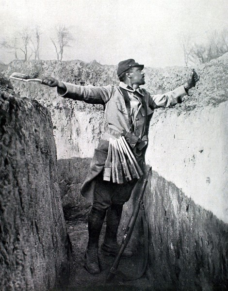Throwing an explosive rocket into an enemy trench (1915)
(1915)