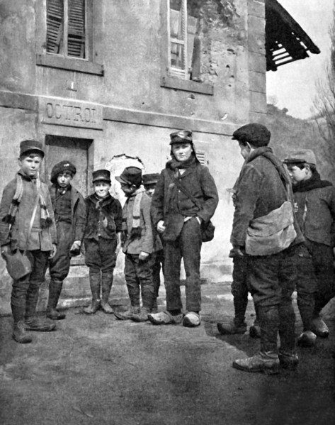 Première Guerre Mondiale. Ecoliers alsaciens dans un village occupé par les français