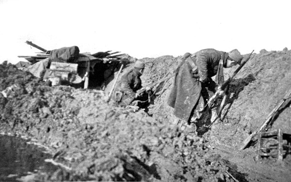 In the mud of the northern trenches (1915)