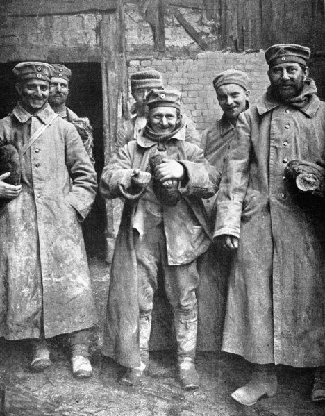 Première Guerre Mondiale. Prisonniers allemands souriants, car ils viennent de recevoir des miches de pain français