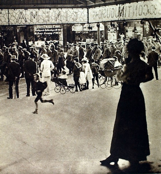 World War I. German soldiers, taken prisoner in the Somme, crossing the streets of Southampton (1916)
