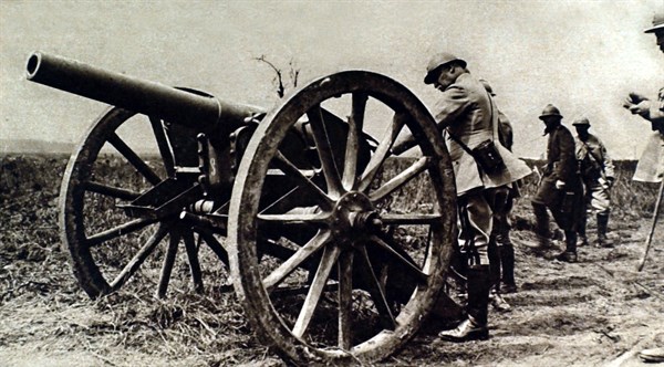 in the Somme, General Fayolle in front of a German gun (1916)